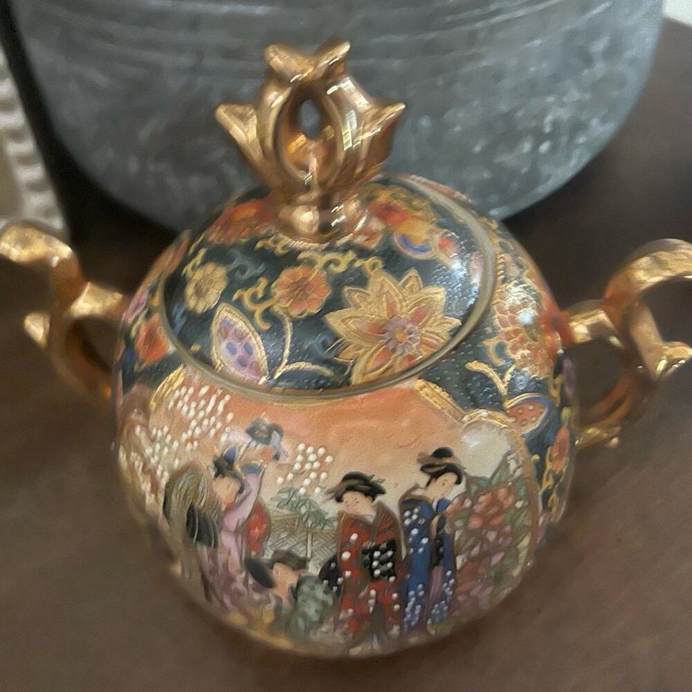 Vintage asian satsuma covered dish Stunning